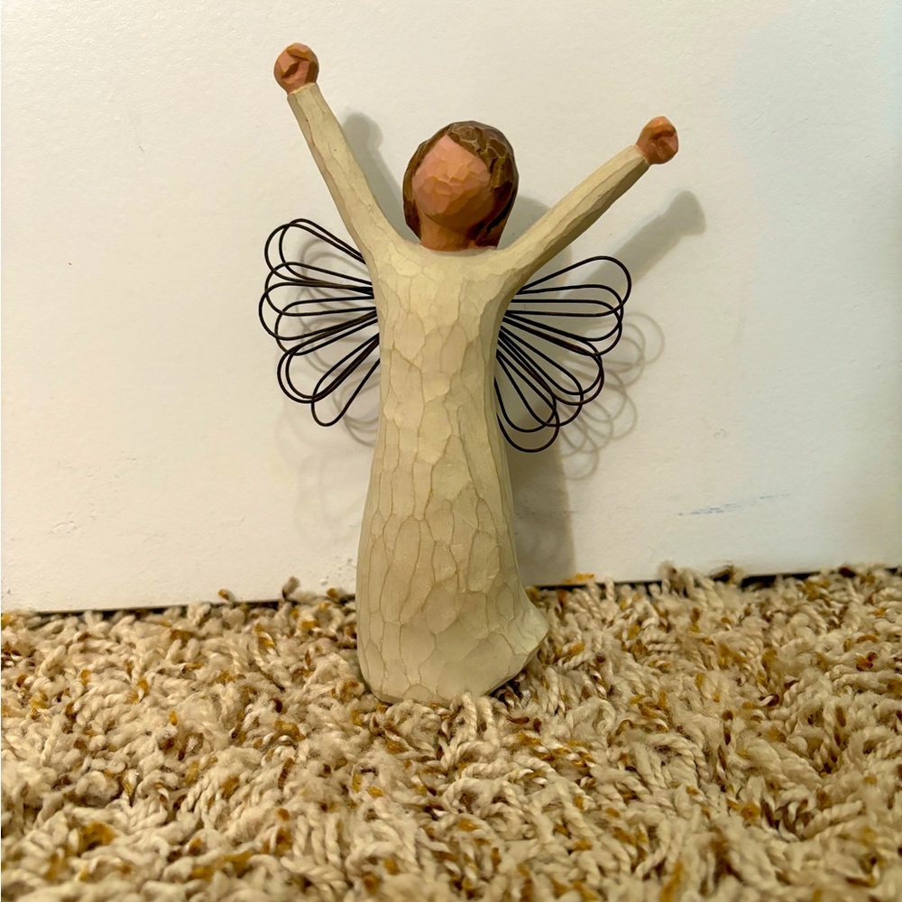 Willow Tree Angel of Courage Sculpture by Susan Lordi 2000.